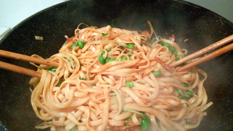 一碗面条+豆芽肉丝面,用两双筷子,不停翻拌,至全部面条上色,起锅