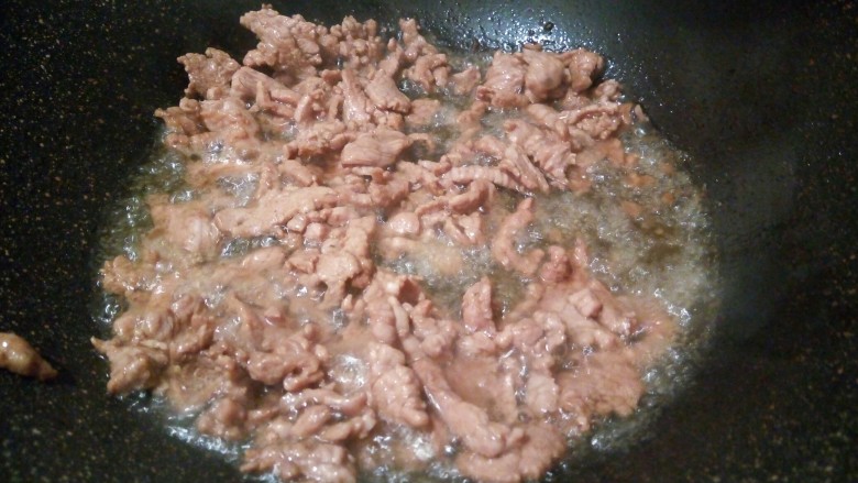 一碗面条+豆芽肉丝面,锅里放油,放生姜,蒜泥炒香,下肉丝翻炒变色