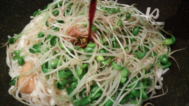 一碗面条+豆芽肉丝面,加生抽3勺,