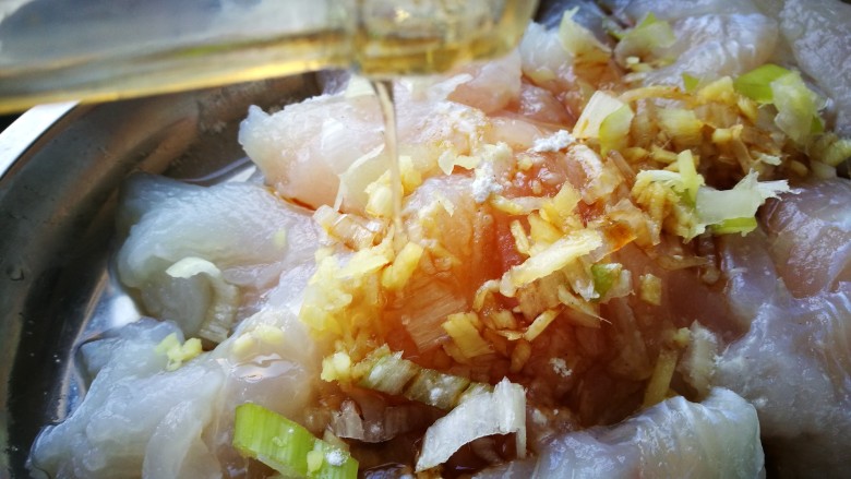 家宴菜谱~鸡鸭鱼肉之水煮鱼片,倒入适量<a style='color:red;display:inline-block;' href='/shicai/ 718'>料酒</a>