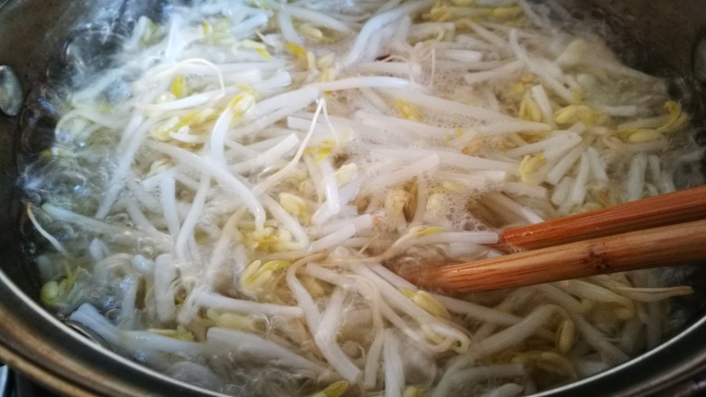 家宴菜谱~鸡鸭鱼肉之水煮鱼片,豆芽焯水捞出 铺在碗底