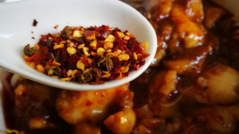 家宴菜谱~鸡鸭鱼肉之水煮鱼片,在鱼片表面撒上辣椒花椒碎