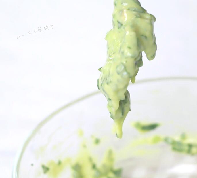 乌青菜鸡蛋面疙瘩,最终面糊较稠,挑起缓慢大块大块滴落,这种状态软硬适中。再稀一点也可以面疙瘩成品会更软;如果面糊再稠点,最终面疙瘩会再硬一点。