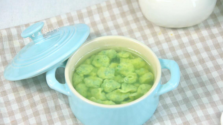 乌青菜鸡蛋面疙瘩,出锅啦。这是最基础的做法,您还可以在面糊中加鸡肉、牛肉等一起做面疙瘩。或者还可以在汤里下个功夫,搞个浓郁的汤汁宝宝会更喜欢。