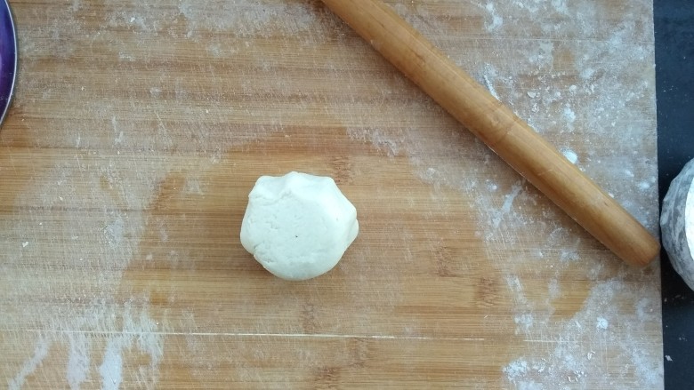 烫面鸡蛋饼,面粉加少许盐,加热水用筷子搅拌均匀然后再加凉水把面揉成光滑的面团,盖上保鲜膜醒发5-10分钟。