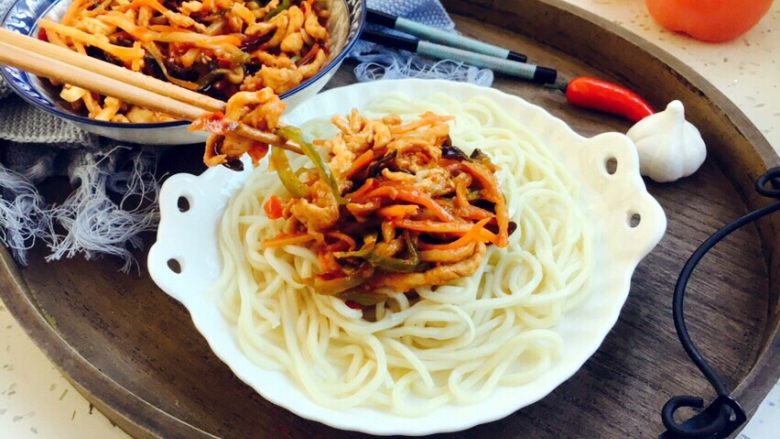 #一碗面条# 鱼香鸡丝拌面,放入适量的鱼香鸡丝,拌一拌,面条可爽滑啦!