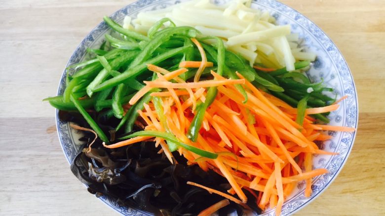 #一碗面条# 鱼香鸡丝拌面,把辅料胡萝卜(80g)、青椒(80g)、木耳p(35g)、<a style='color:red;display:inline-block;' href='/shicai/ 2668'>笋</a>(50g),分别切成丝。