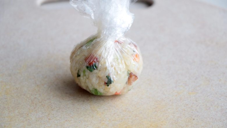 杂蔬丸子饭团,保鲜膜提起来,滚圆,压实;