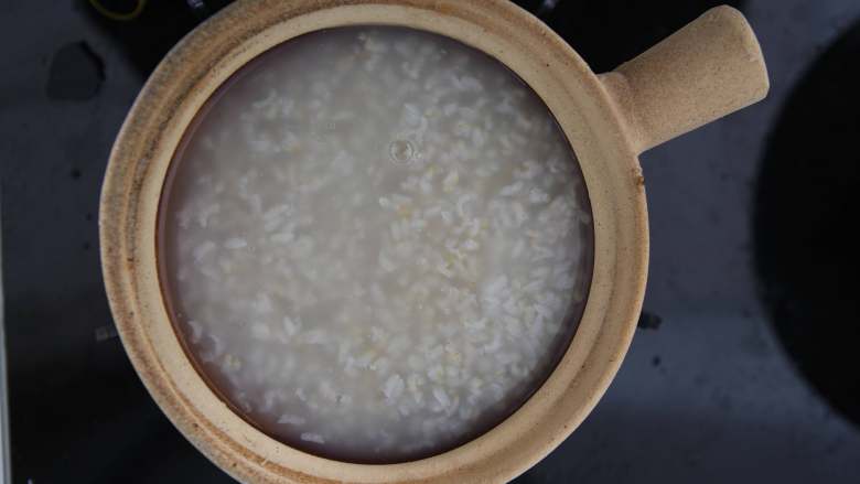 水果糙米粥,切完后,糙米粥也差不多煮好了