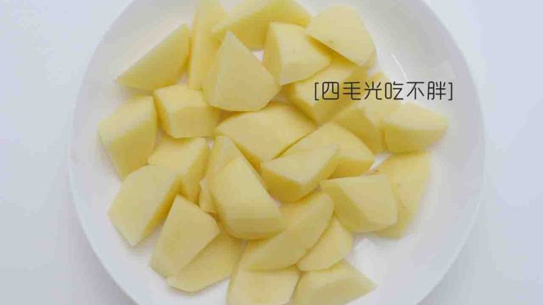 地三鲜,<a style='color:red;display:inline-block;' href='/shicai/ 23'>土豆</a>去皮切成和茄子大小一样的滚刀块;