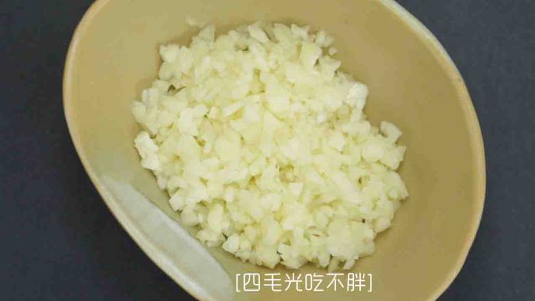 地三鲜,大蒜剁成蒜泥;