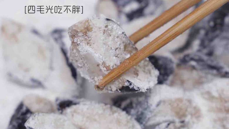 地三鲜,挤去汤汁,加入干淀粉搅拌均匀,让茄子都能够均匀沾满干淀粉;