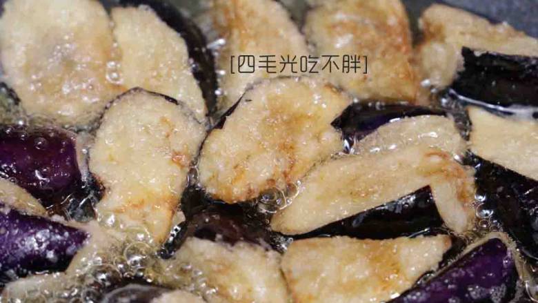 地三鲜,把茄子下入油锅炸至金黄,捞出沥油;