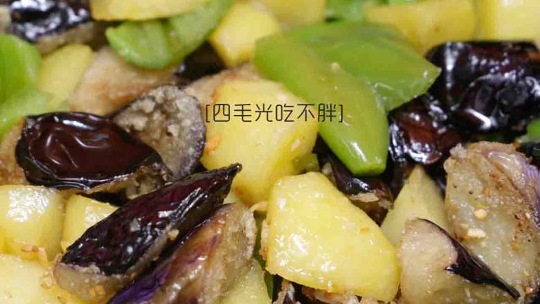 地三鲜, 加炸制好的茄子和土豆块一起翻炒;