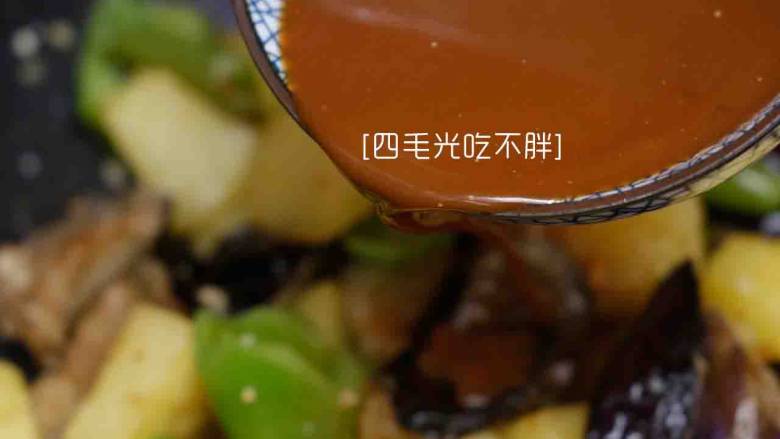 地三鲜,倒入料汁;