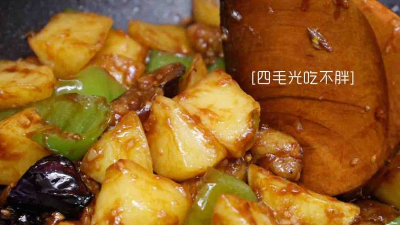 地三鲜,快速翻炒均匀,让每个食材都均匀裹上汤汁即可出锅。