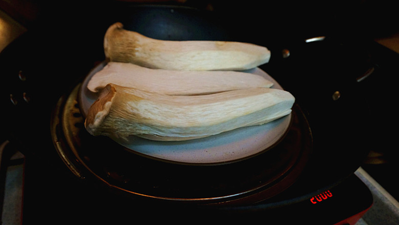 手撕凉拌杏鲍菇,上锅蒸熟,为了节约时间,所有的都一分为二
放入一个深口一点的盘子,具体时间我没看
用筷子能捅穿就可以了