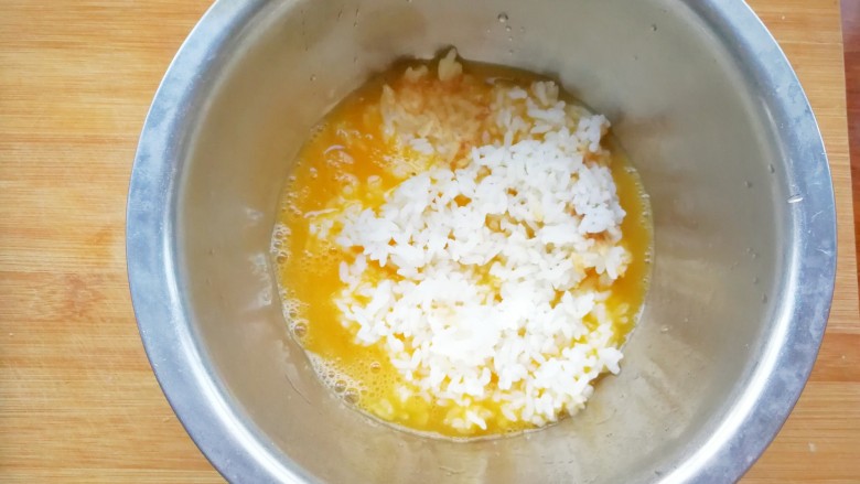 完美邂逅之三文鱼牛油果蛋米饼,把米饭倒入蛋液里,