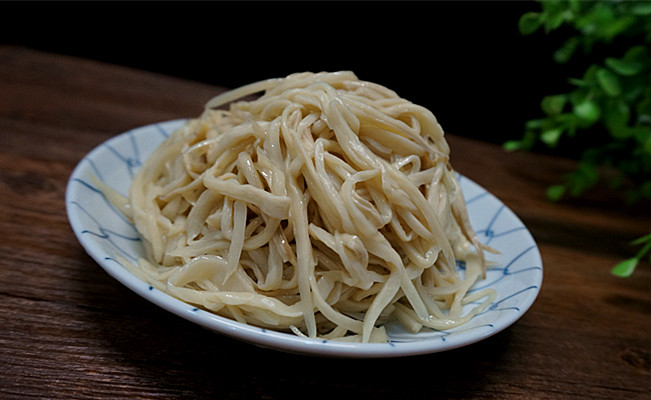 手撕凉拌杏鲍菇,全部撕好，记住要用手挤干水分哦