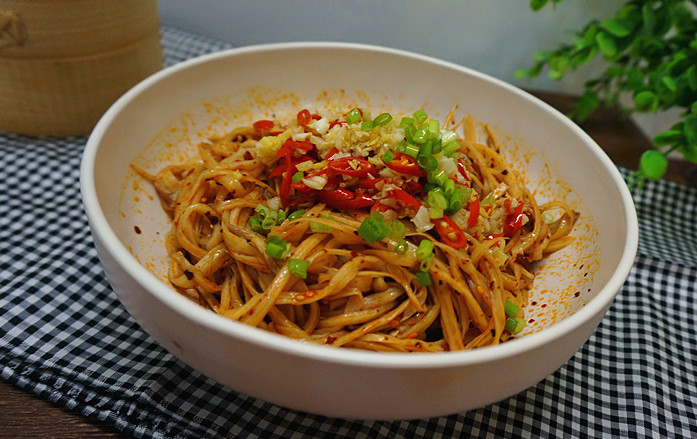 手撕凉拌杏鲍菇,最后撒一点葱花,稍微腌制至入味就可以装盘啦