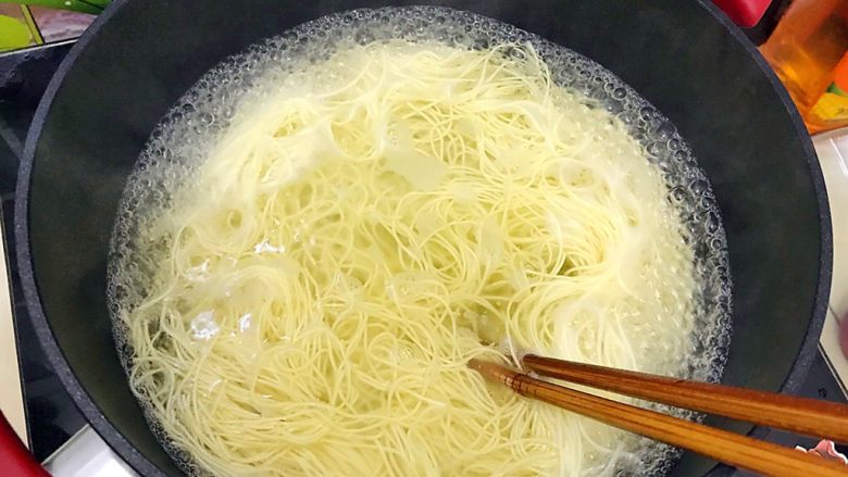 一碗面条+中西合璧牛油果火腿肠拌竹升面,竹升面不同其他挂面,最多煮两分钟就可以了,太软了不好吃