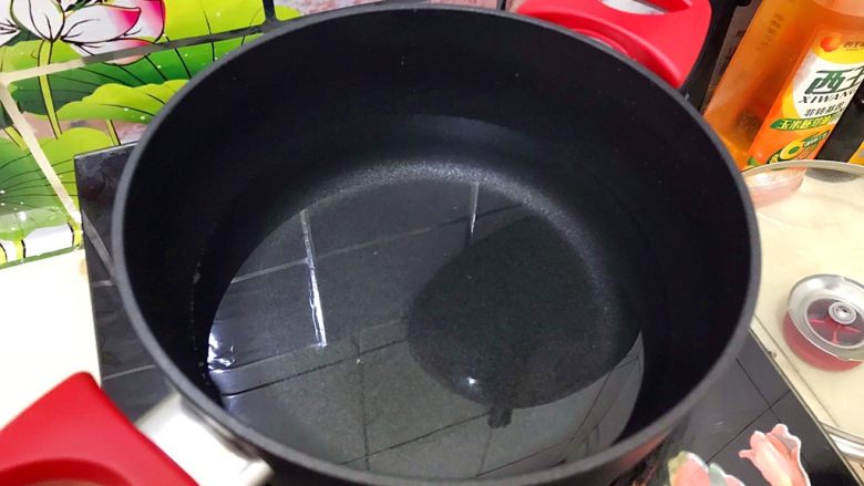 一碗面条+中西合璧牛油果火腿肠拌竹升面,取一口小锅,煮适量水