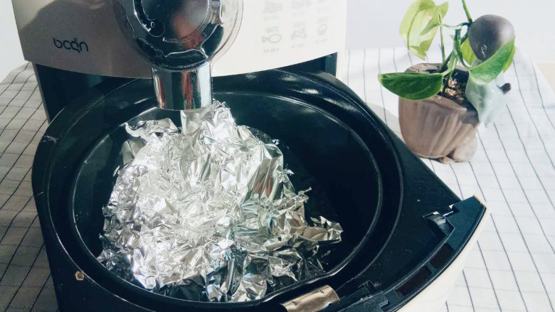 不一样的盐焗大虾,将大虾包住防止流失水分~喜欢吃干一点的可以不包住哦~