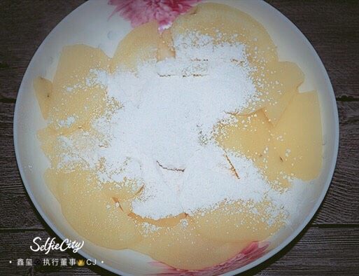 黑胡椒土豆饼,蒸熟起锅后,将土豆捣烂成泥,加入适当的盐、淀粉,搅拌均匀