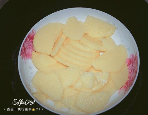 黑胡椒土豆饼,将切片土豆放入盘中,如果蒸熟
