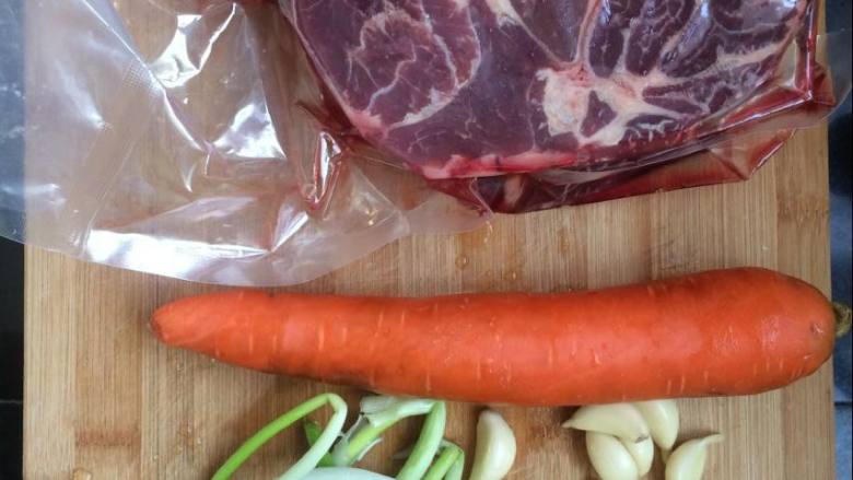 家常的美食胡萝卜土豆炖牛肉,将食材准备好，洗净。