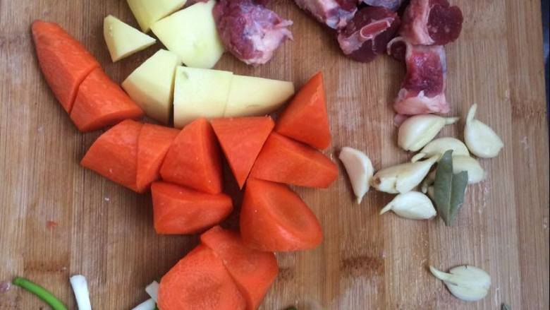 家常的美食胡萝卜土豆炖牛肉,将<a style='color:red;display:inline-block;' href='/shicai/ 216'>牛肉</a>切块状，<a style='color:red;display:inline-block;' href='/shicai/ 25'>胡萝卜</a>切块，<a style='color:red;display:inline-block;' href='/shicai/ 23'>土豆</a>切块，葱切小段，蒜拍碎。