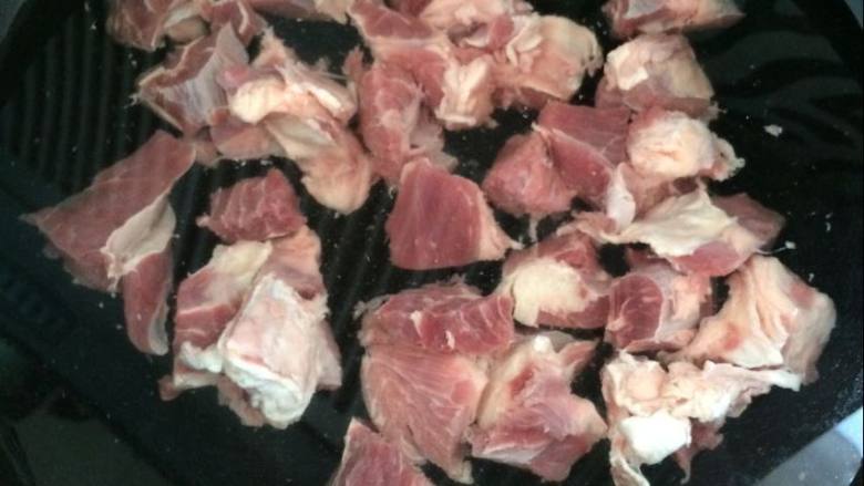 家常的美食胡萝卜土豆炖牛肉,牛肉冷<a style='color:red;display:inline-block;' href='/shicai/ 156925'>水</a>下锅，焯<a style='color:red;display:inline-block;' href='/shicai/ 156925'>水</a>。