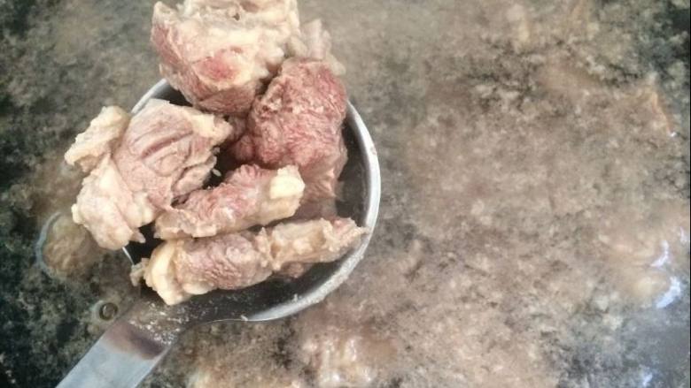 家常的美食胡萝卜土豆炖牛肉,焯掉多余的血水。