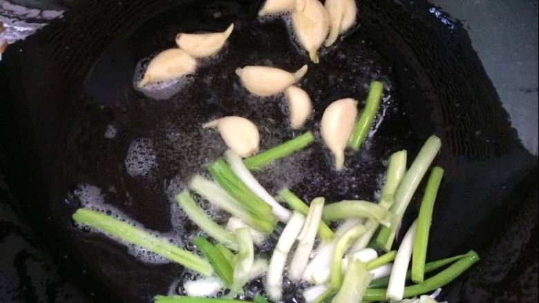 家常的美食胡萝卜土豆炖牛肉,起油锅，放入葱蒜爆香。