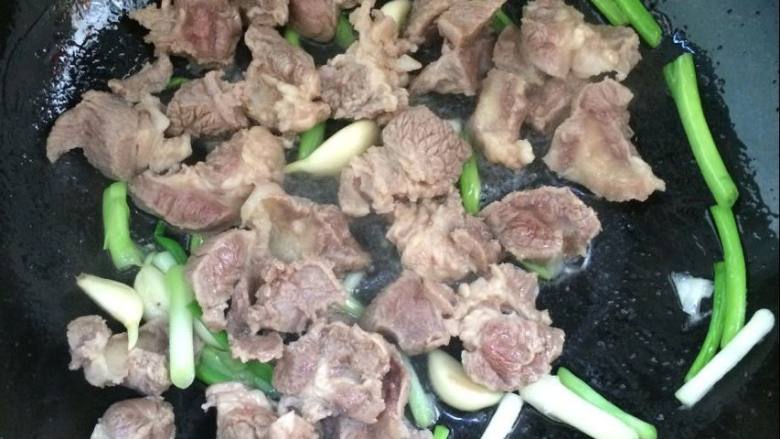 家常的美食胡萝卜土豆炖牛肉,加入牛肉翻炒均匀。