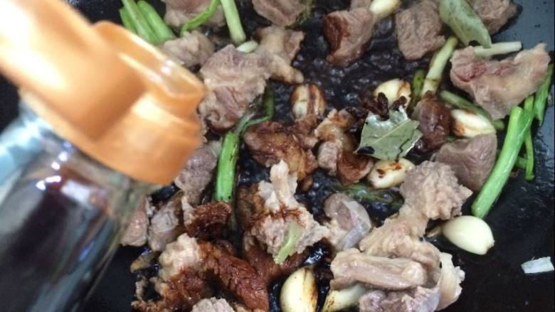 家常的美食胡萝卜土豆炖牛肉,加入<a style='color:red;display:inline-block;' href='/shicai/ 788'>生抽</a>，<a style='color:red;display:inline-block;' href='/shicai/ 762'>老抽</a>上色。