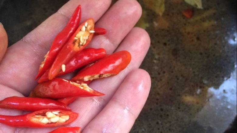 家常的美食胡萝卜土豆炖牛肉,喜欢吃辣椒的放点辣椒段。