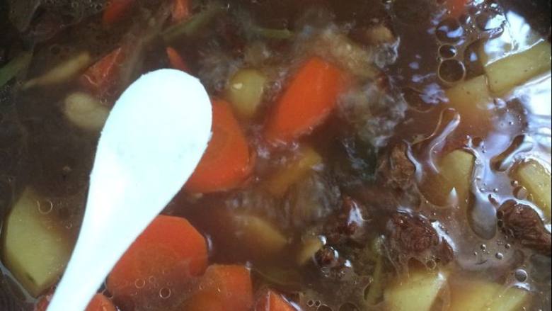 家常的美食胡萝卜土豆炖牛肉,加入盐调味，继续再煮25分钟即可。