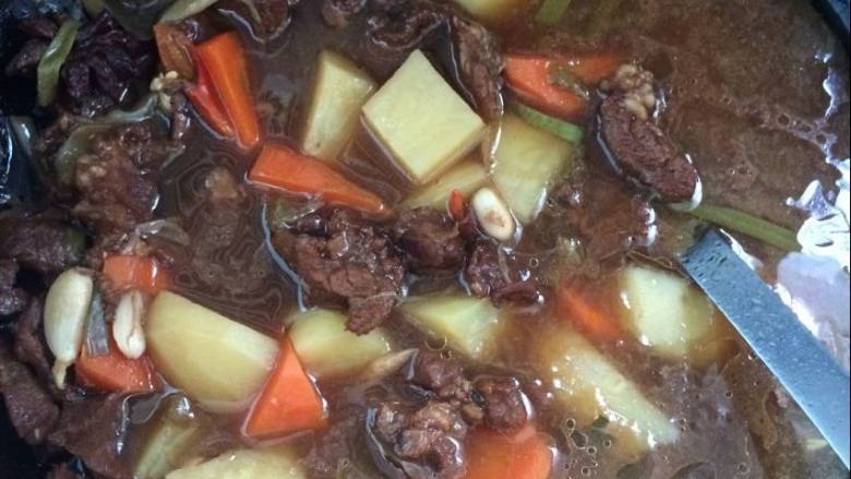 家常的美食胡萝卜土豆炖牛肉,最后开盖大火收汁即可。