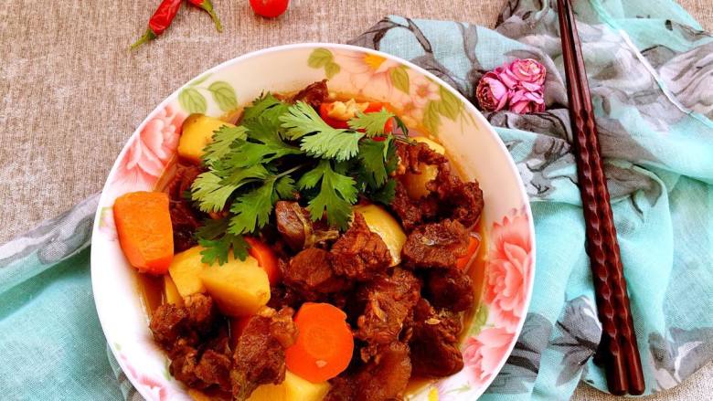 家常的美食胡萝卜土豆炖牛肉,装盘开吃吧