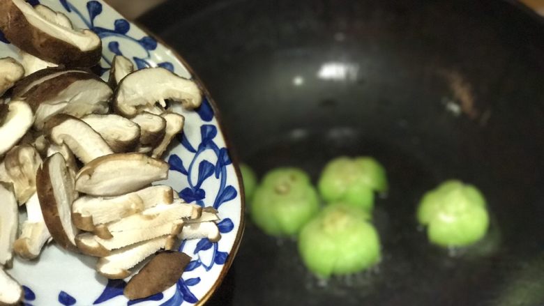 超快手,清淡健康的香菇油菜,加入香菇片,翻炒