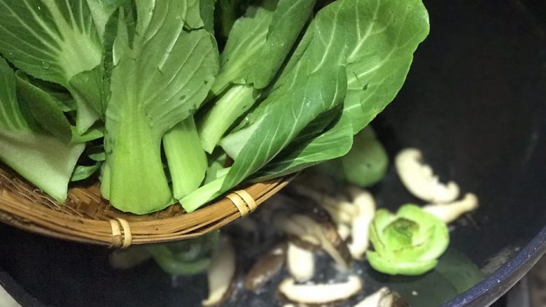超快手,清淡健康的香菇油菜,倒入油菜,继续翻炒均匀