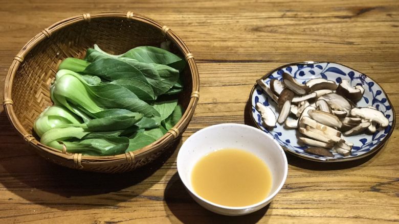 超快手,清淡健康的香菇油菜,按照惯例,第一部还是准备好所有食材