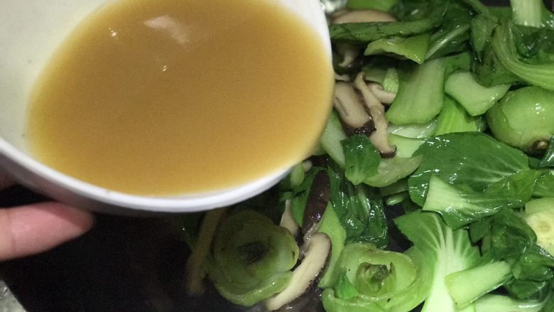 超快手,清淡健康的香菇油菜,加入半碗勾兑好的水淀粉后,翻炒出锅装盘