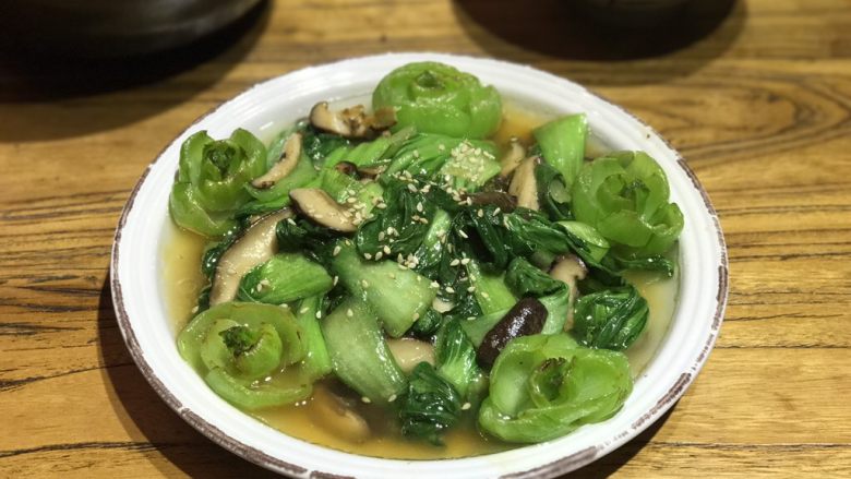 超快手,清淡健康的香菇油菜,撒上一点<a style='color:red;display:inline-block;' href='/shicai/ 678'>白芝麻</a>装饰下,即可开饭了