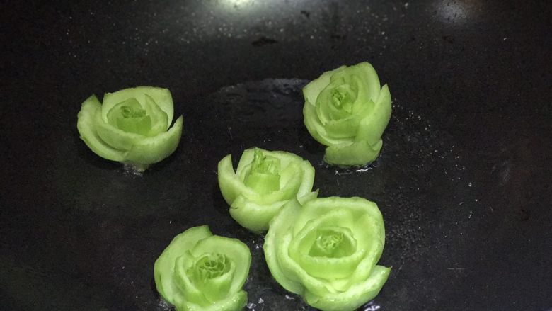 超快手,清淡健康的香菇油菜,油微热即可将菜茎放入