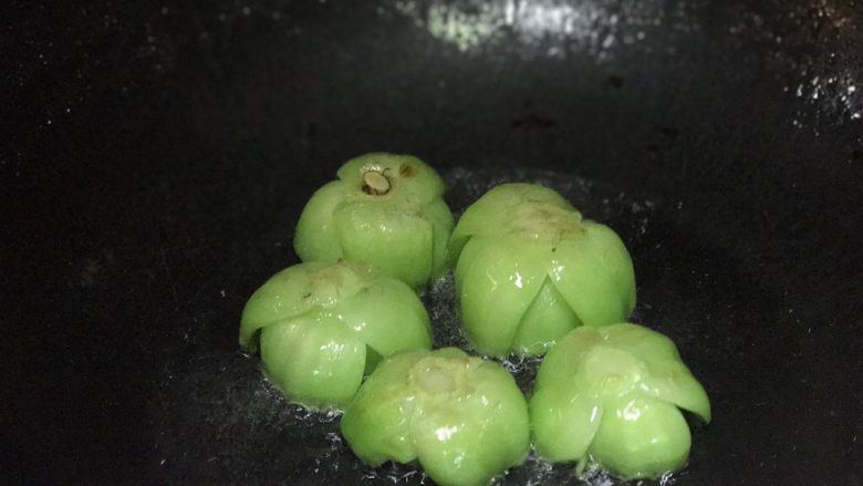 超快手,清淡健康的香菇油菜,时间差不多后翻面再煎一下