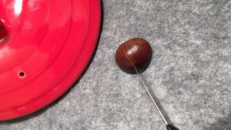 黑乐砂锅烤板栗,板栗用小刀,在鼓起的那边表面划一刀,尽量划到里面的肉哦