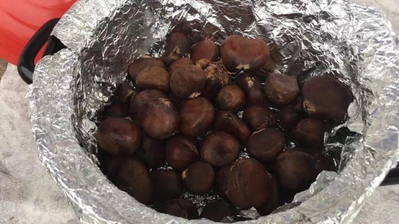 黑乐砂锅烤板栗,慢慢放入板栗,铺平