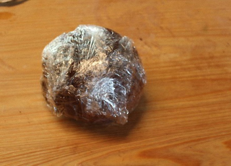 自制巧克力意大利面,将揉好的面团用保鲜膜包好,放阴凉处静置醒面1-2小时,让面团松弛。